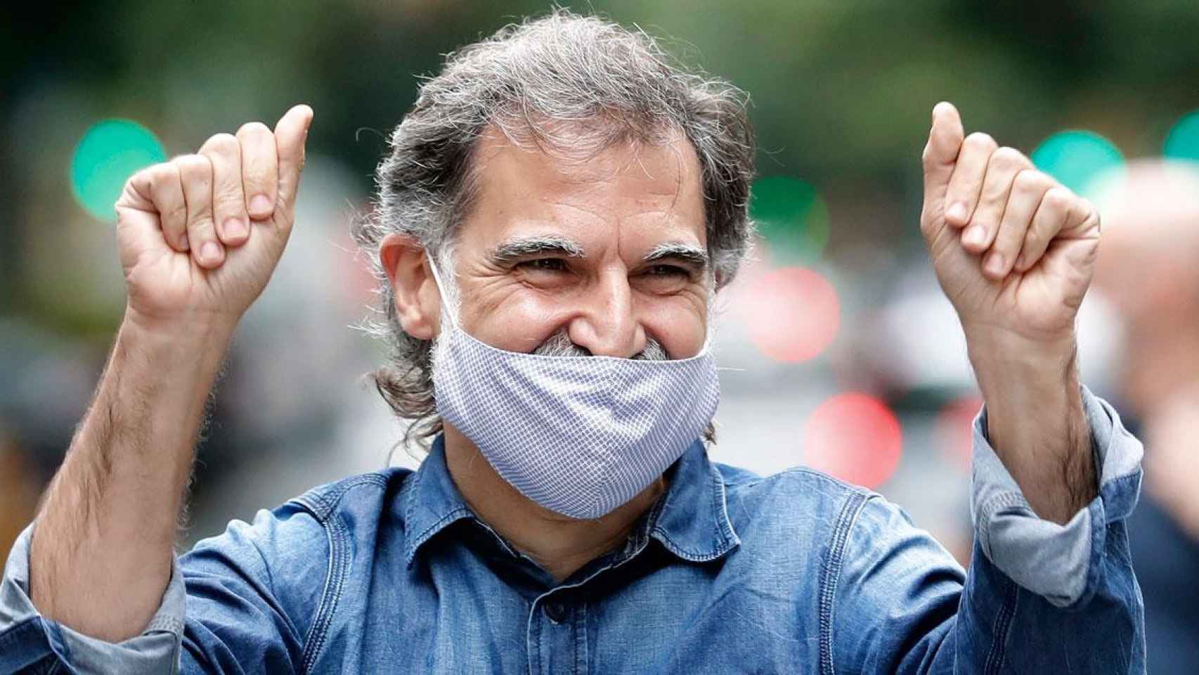 Jordi Cuixart, presidente de Òmnium Cultural, recibido por más de un centenar de personas ante la sede de Òmnium el día que la Generalitat prohibió las reuniones de más de 10 personas en Barcelona / EFE