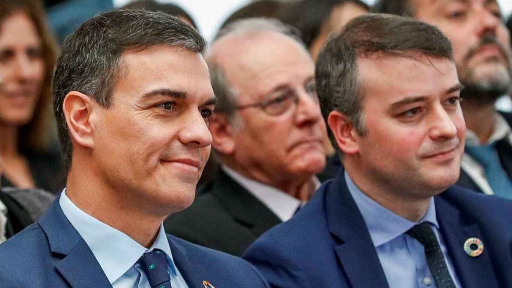 El presidente del Gobierno, Pedro Sánchez (i), junto a su principal asesor, Iván Redondo (d), en un acto en Moncloa / EFE