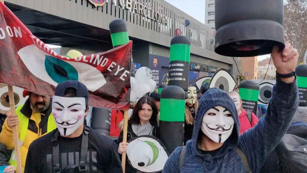 Miembros de Tsunami Democràtic en los alrededores del Camp Nou / EP