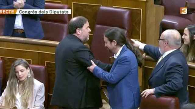 Oriol Junqueras y Pablo Iglesias, de Podemos, se saludan en el Congreso de los Diputados / CCMA