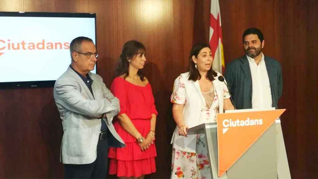 Luz Guilarte (c), presentando la propuesta de Ciudadanos de convocar un pleno extraordinario en Barcelona / Cs