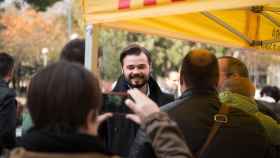 El diputado en el Congreso de los Diputados Gabriel Rufián, en una carpa informativa de la formación republicana / ERC