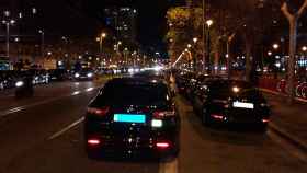 Varios coches VTC en protesta en la calle Diagonal de Barcelona / CG