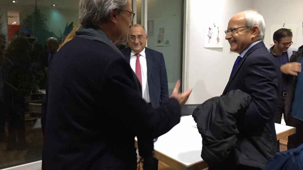 Artur Mas, con José Montilla, bajo la mirada de Joaquim Nadal, en la librería Jaimes /CG