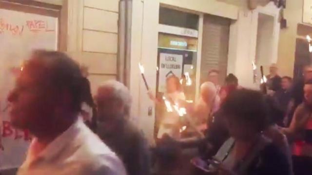 Imagen de la marcha de antorchas independentista de Terrassa que acabó quemando fotos del alcalde / CG