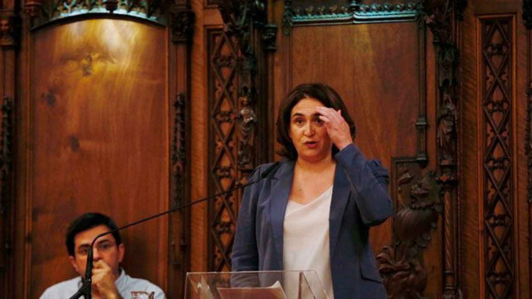 Ada Colau, alcaldesa de Barcelona, junto a Gerardo Pisarello, en el ayuntamiento / EFE