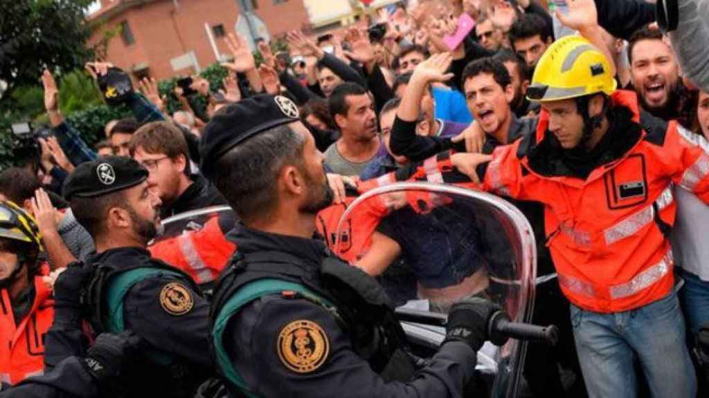 Bomberos de la Generalitat, en una protesta ante la Guardia Civil el pasado 1 de octubre / CG