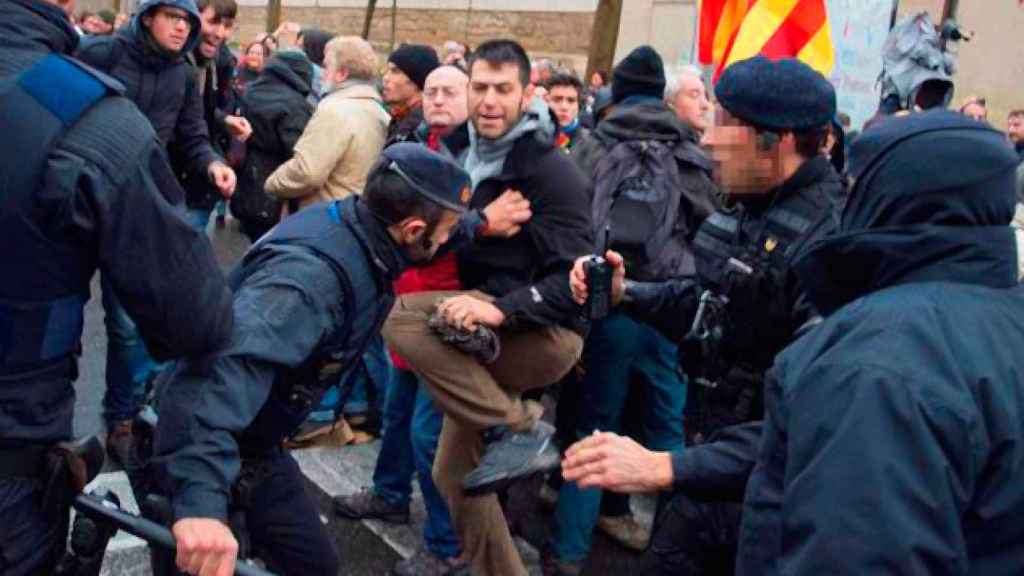 Los manifestantes que se concentran fuera del Museo de Lleida para intentar dificultar el traslado de los obras de Sijena a Aragón han vivido momentos de tensión con los Mossos / EFE