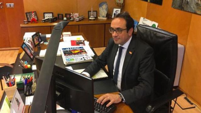 El exconsejero de Territorio de la Generalitat, ya destituido, en un montaje con 'La Razón' y la foto del Rey Felipe VI en su despacho. Los mejores memes del 'ministro republicano' Josep Rull / CG