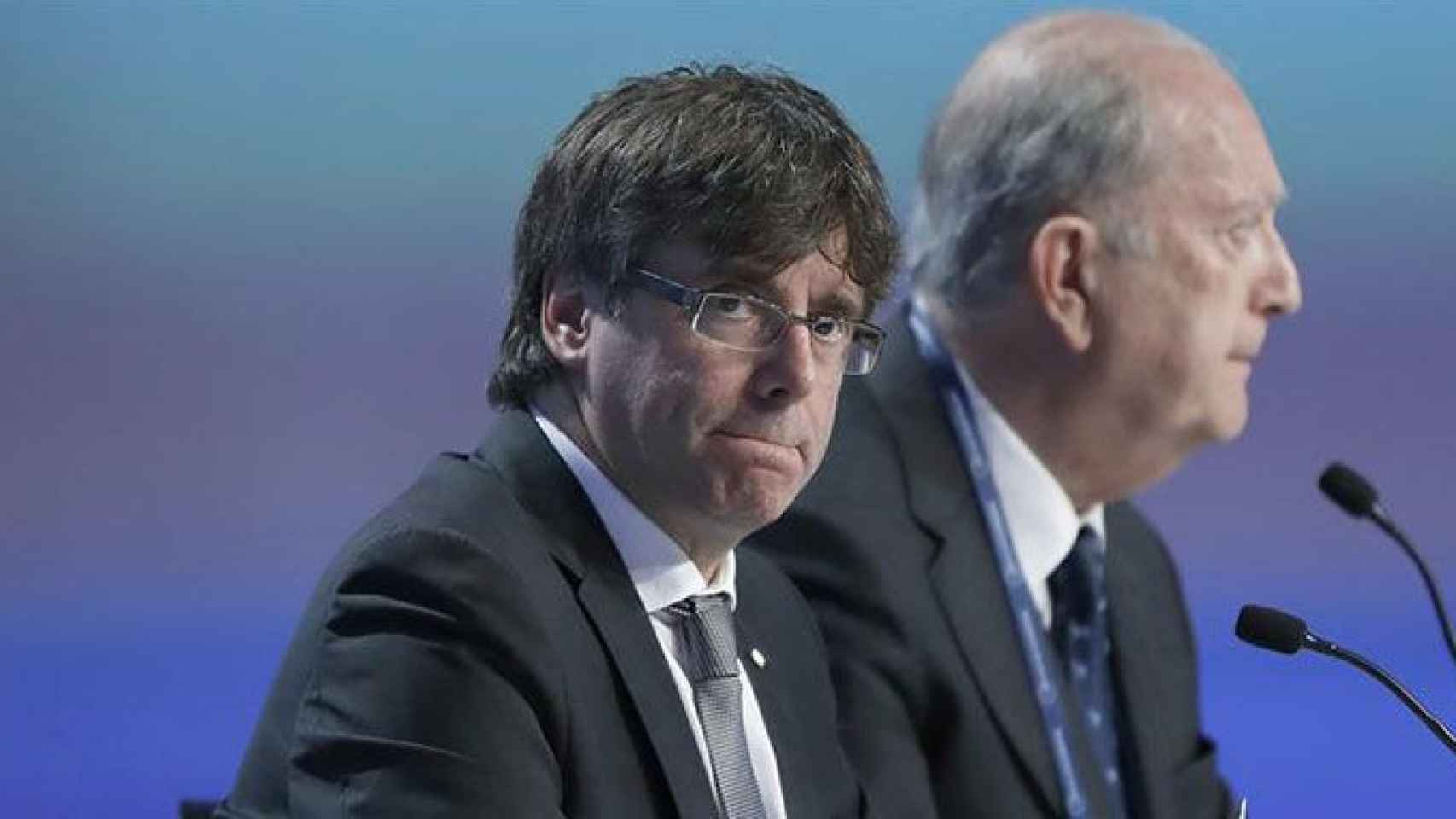 El presidente catalán Carles Puigdemont (i), junto al presidente del Círculo de Economía, Juan José Brugera / EFE