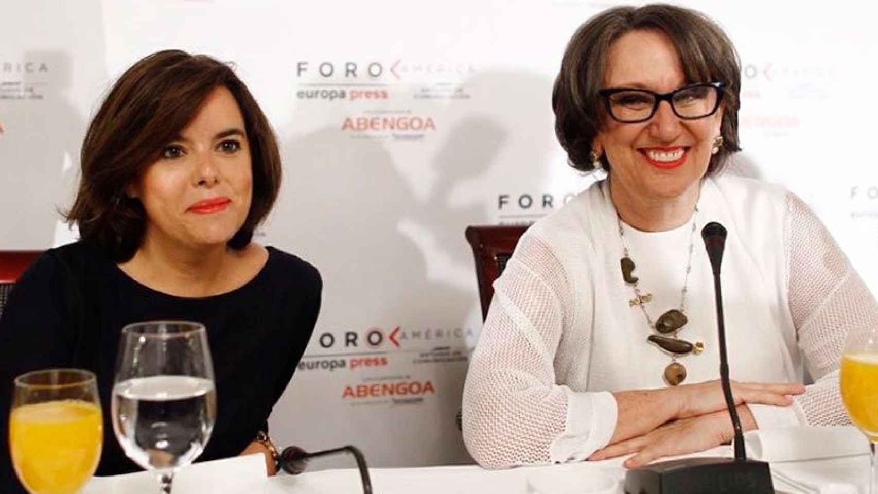 La vicepresidenta en funciones, Soraya Sáenz de Santamaría, y la secretaria de Iberoamérica, Rebeca Grynspan.