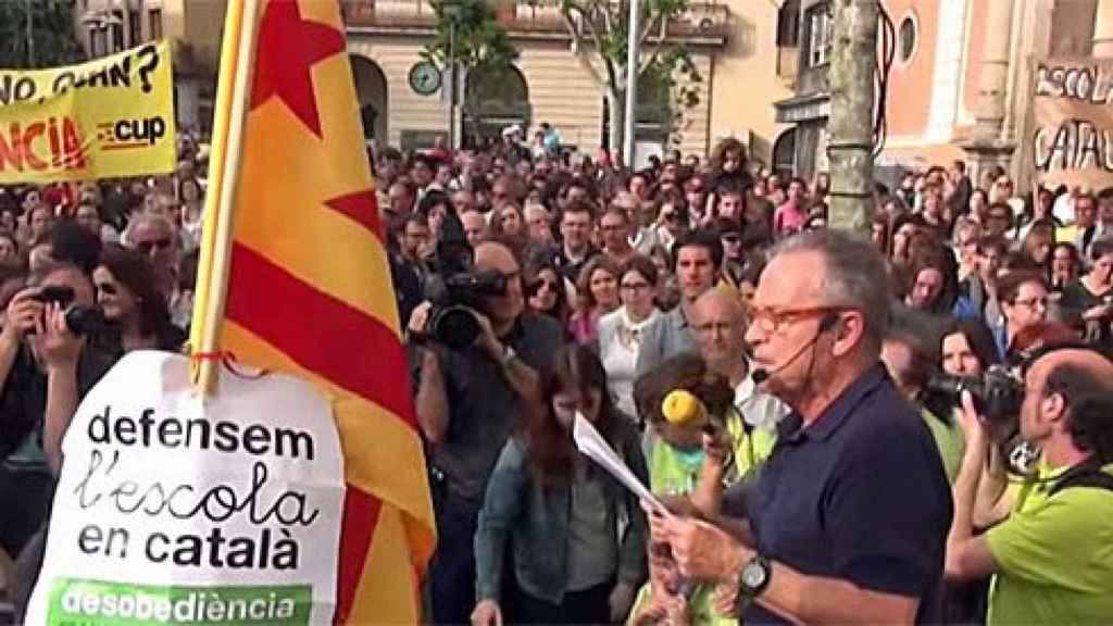 Concentración a las puertas de la Escuela Pia Santa Anna de Mataró para reclamar el desacato a la sentencia que ordena impartir un 25% del horario lectivo en castellano en dos clases