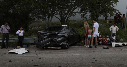 Un coche accidentado después de que un tráiler embistiera a ocho vehículos en la Autopista del Sol Acapulco-México, en Chilpancingo / EFE - José Luis de la Cruz