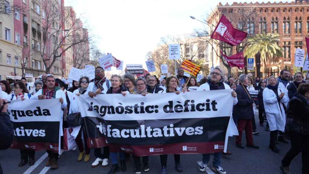 La huelga de sanitarios en el recinto de la Maternidad en Barcelona /  LUÍS MIGUEL AÑÓN (CG)