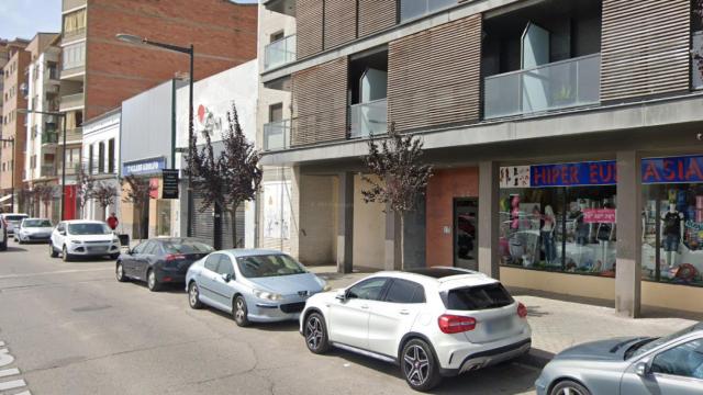 Número 22 de la calle Noguera Pallaressa en Balaguer (Lleida), donde un hombre encontró a su mujer, madre de tres hijos, muerta con un cuchillo clavado en el estómago / GOOGLE STREET VIEW