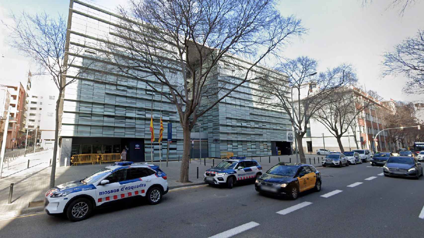 Comisaría de los Mossos d'Esquadra de Les Corts, donde trabajaba el agente que consultó 57 veces una ficha policial / GOOGLE STREET VIEW