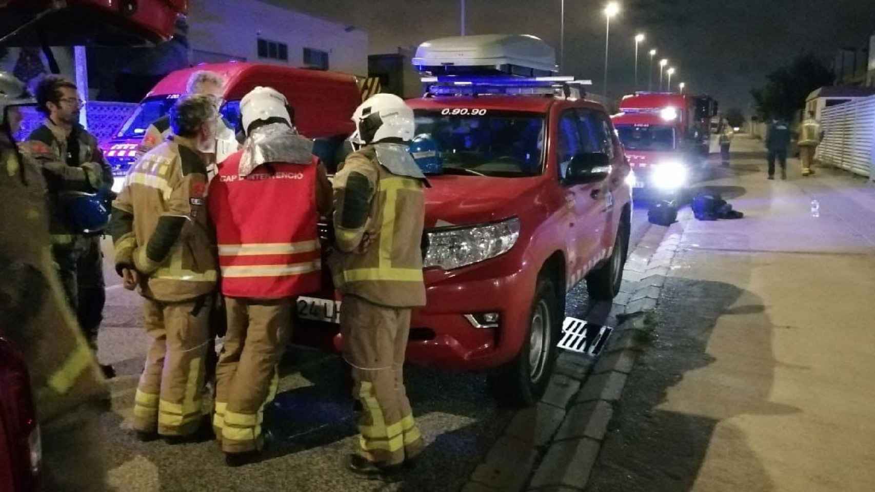 Bomberos de la Generalitat, que han levantado el confinamiento, en las inmediaciones de la empresa azufrera que ha sufrido un incendio en Constantí / BOMBERS