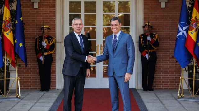 El presidente del Gobierno, Pedro Sánchez (d), recibe al secretario general de la OTAN, Jens Stoltenberg, en el Palacio de la Moncloa / EP