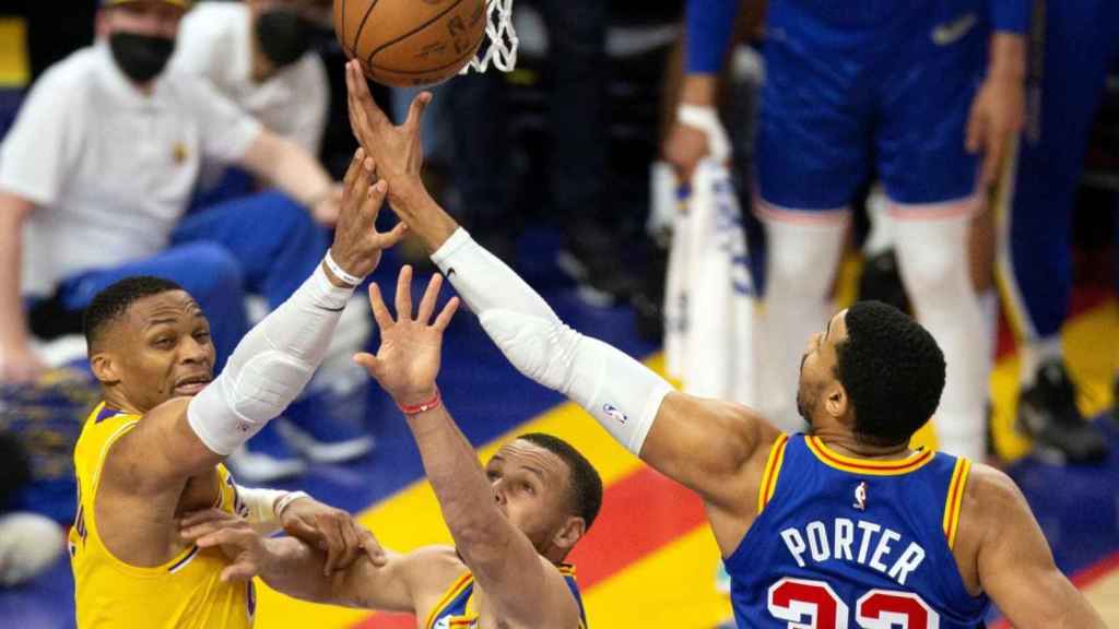 Un partido de la NBA entre los Lakers y los Warriors / EFE