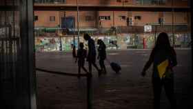 Niños en el patio de un colegio de Cataluña en una imagen de archivo / David Zorrakino (EP)