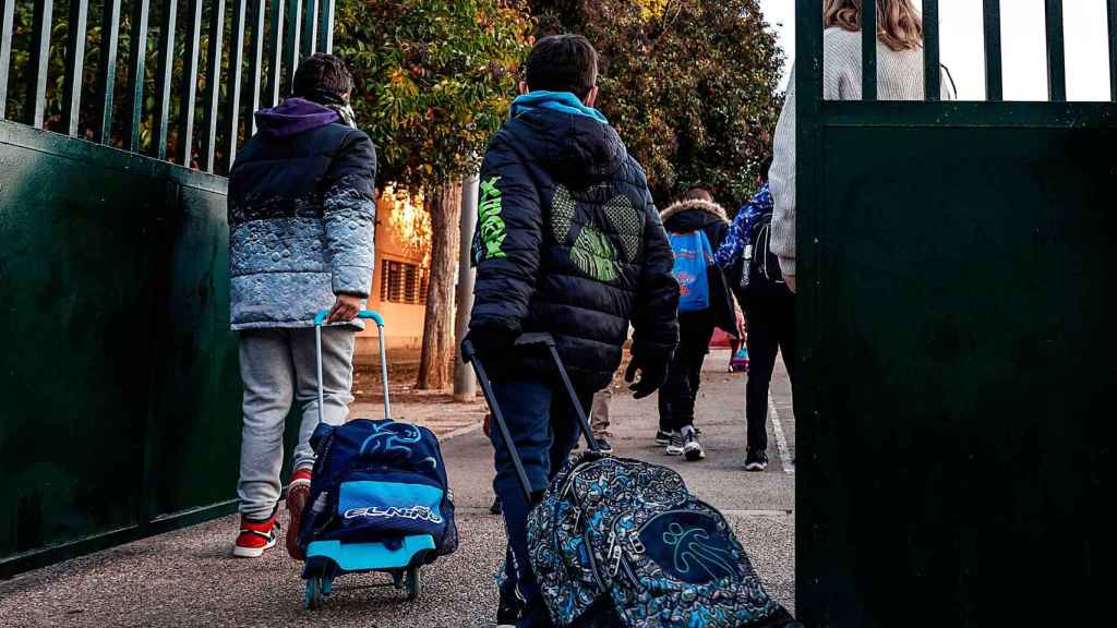 Dos niños entran en el colegio público CEIP Antonio Machado / EUROPA PRESS