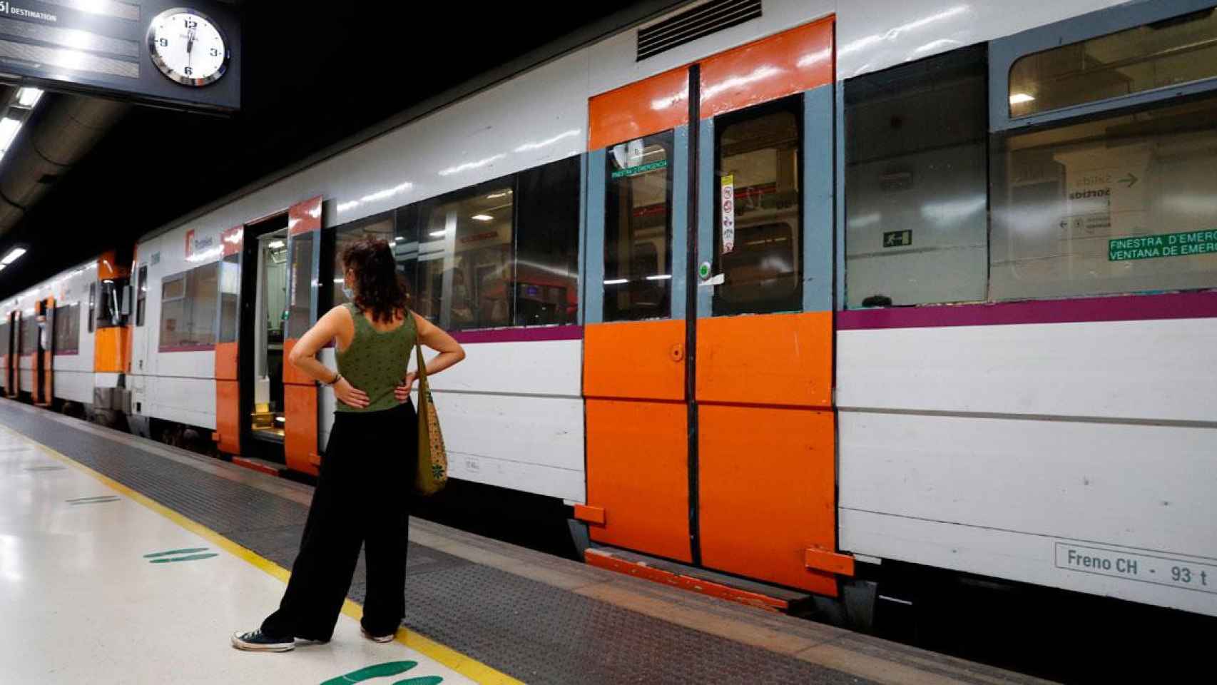 Una pasajera aguarda a su tren durante la huelga en Rodalies / EFE