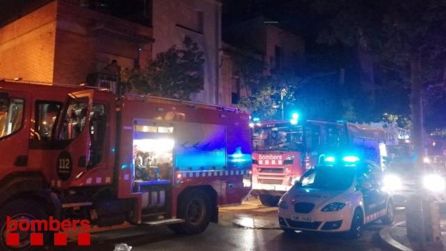 Los bomberos trabajan para apagar el incendio en una vivienda de Sant Boi de Llobregat (Barcelona) / BOMBERS