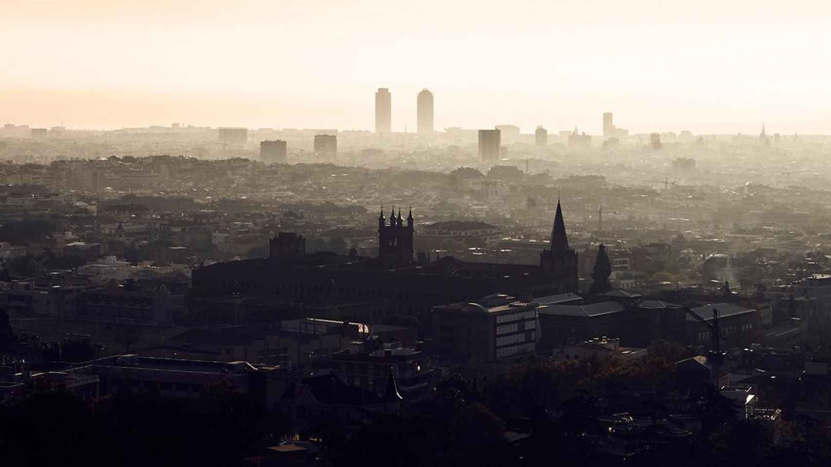 Barcelona bajo una nube de contaminación / EP