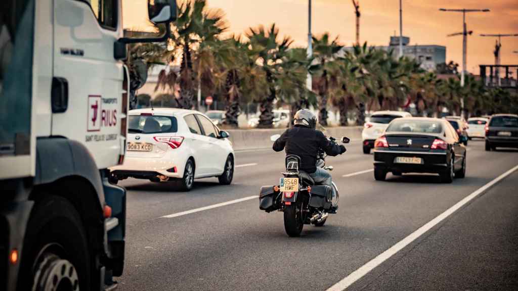 Una moto circula en la Ronda Litoral de Barcelona / EP
