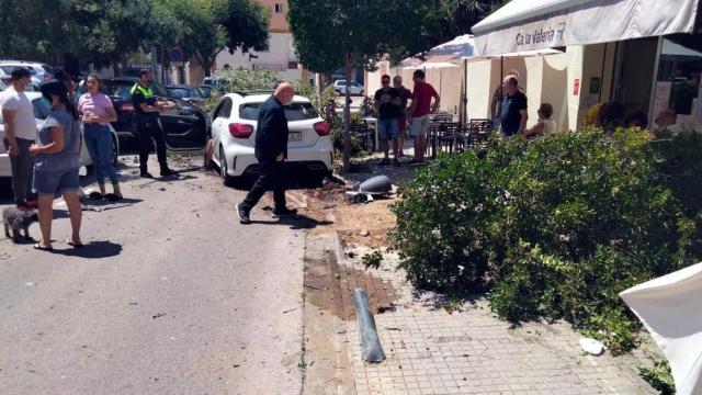 Árboles y bolardos arrancados tras el accidente en Roses / AJUNTAMENT DE ROSES