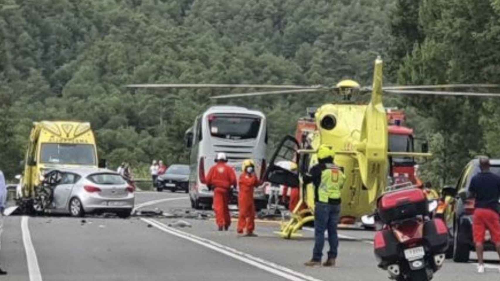 Servicios de emergencias tras el accidente mútiple en Bassella, Lleida / ANTIRADAR CATALUNYA