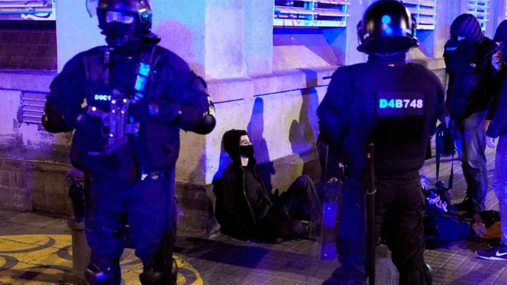 Agentes de la Brigada Móvil de los Mossos d'Esquadra, realizando un arresto durante los disturbios por Hasél / EFE