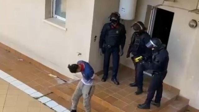 Momento en el que uno de los jóvenes okupas es detenido por los Mossos / EP