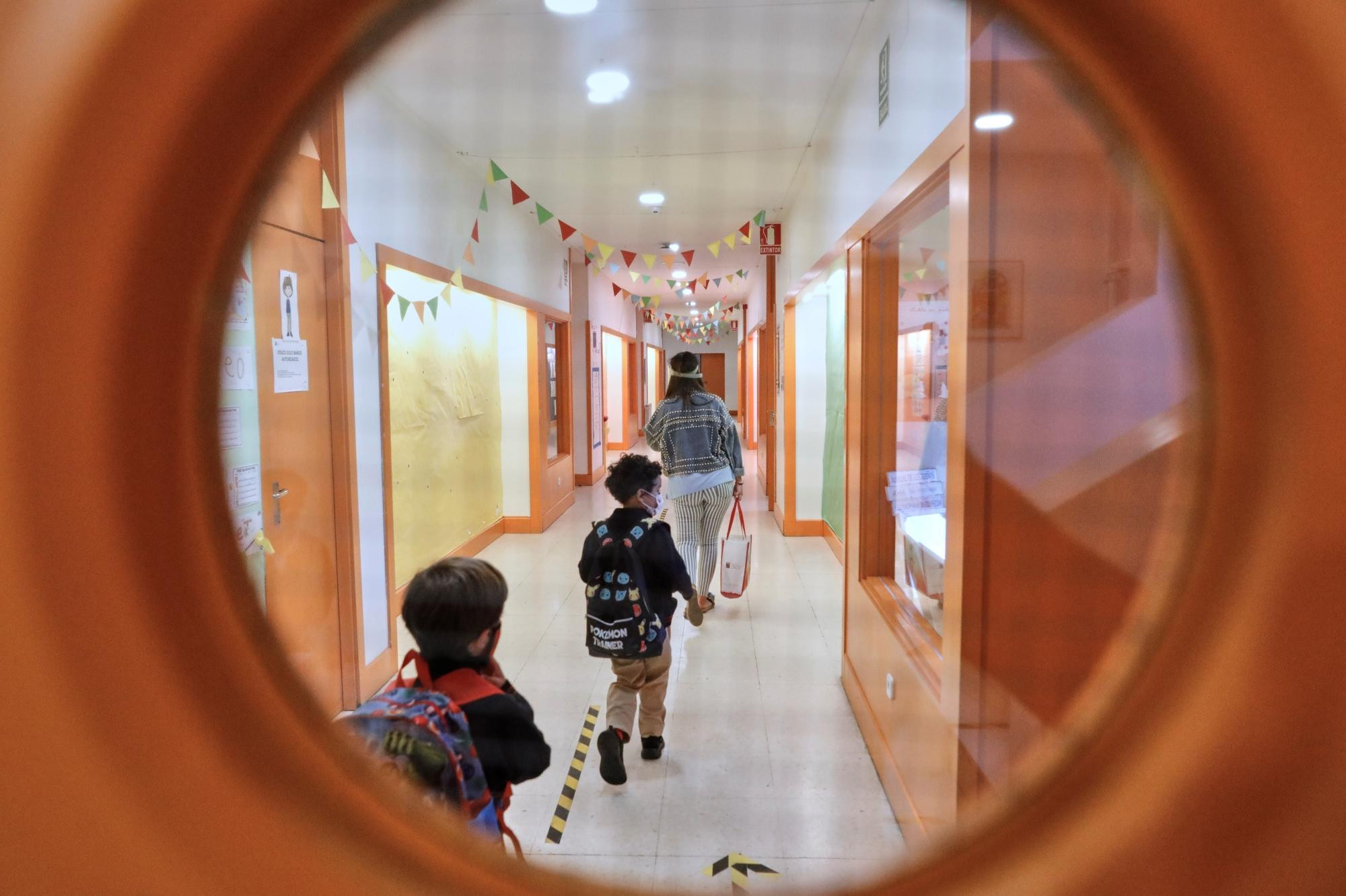 El pasillo de una escuela visto desde una ventana / EP