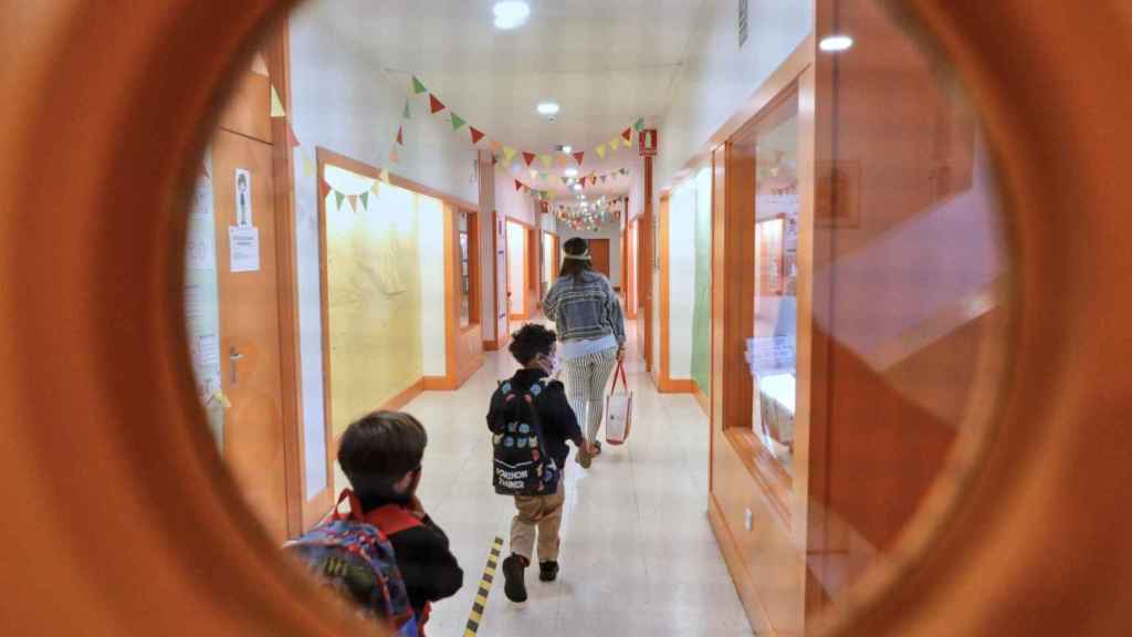 El pasillo de una escuela visto desde una ventana / EP