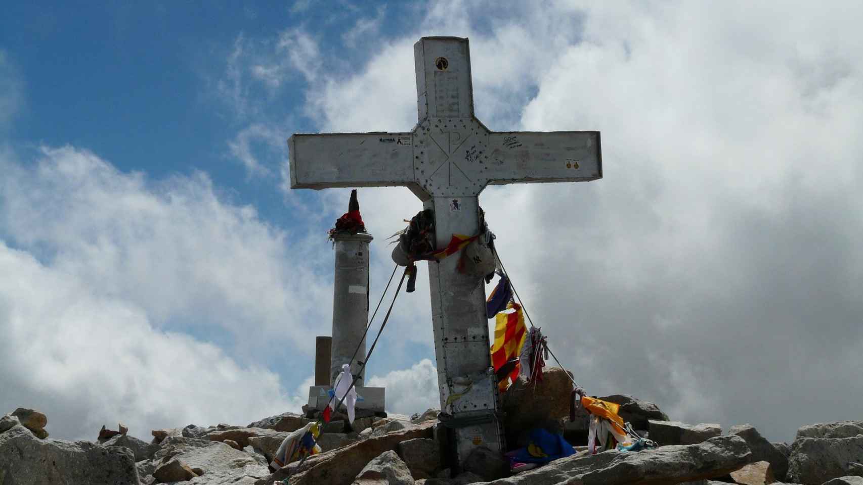 Cruz de hormigón que corona el pico Aneto / CG