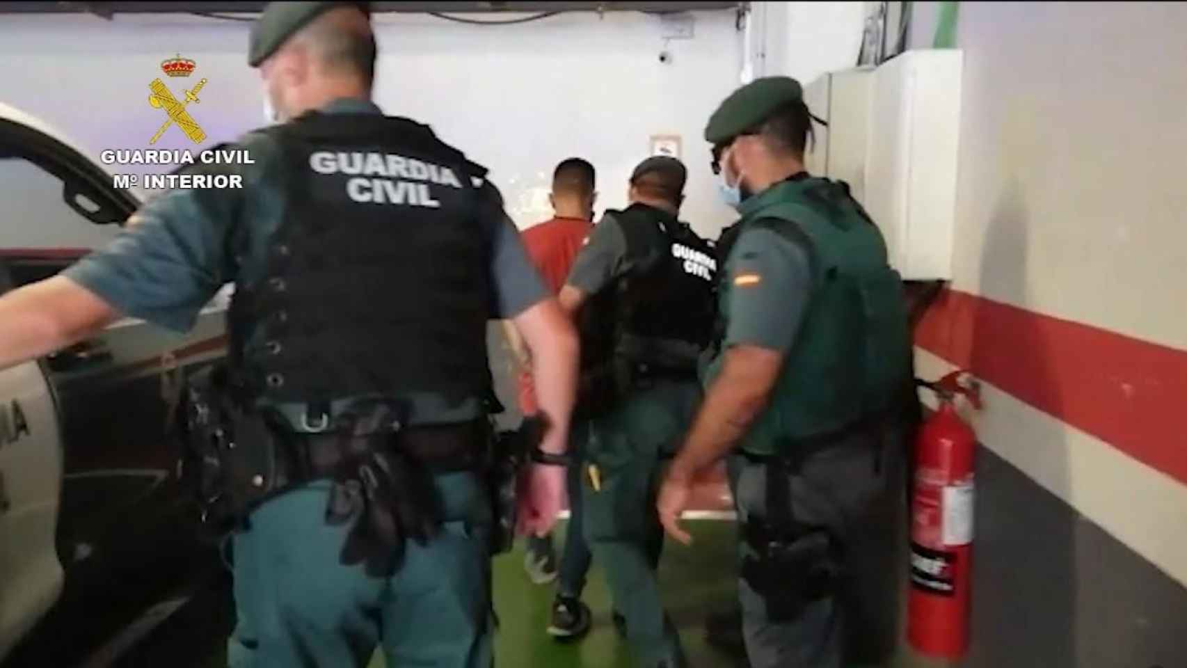 Momento en el que el falsificador detenido en Sitges pasa a disposición judicial / EP