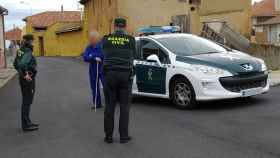 Guardias civiles sin mascarilla ni guantes para protegerse frente al coronavirus / GUARDIA CIVIL