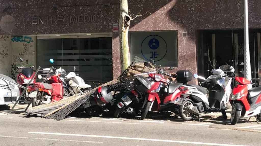 Barandilla caída por el viento en la Eixample de Barcelona / METROPOLI