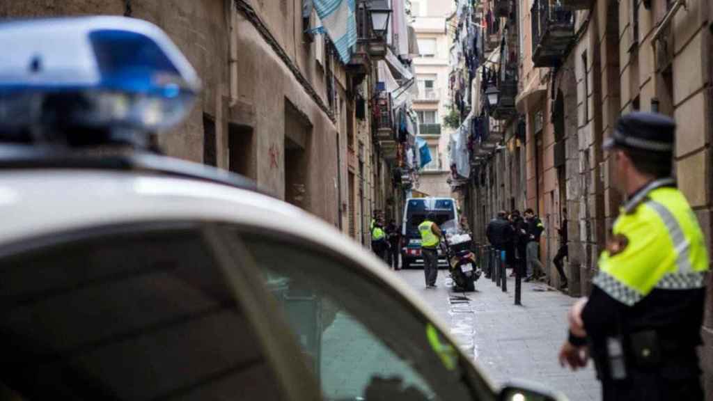 Los Mossos d'Esquadra y la Guardia Urbana registran un narcopiso en el Raval / EFE