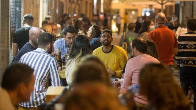 Varios grupos de personas disfrutan de locales enfocados al ocio nocturno / EP