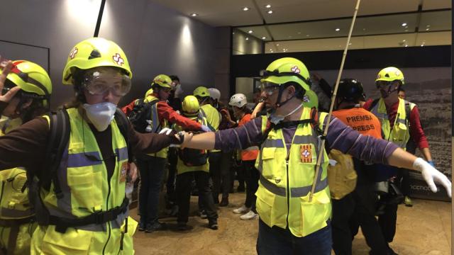 Sanitaris per la República atienden a heridos el pasado sábado en Via Laietana / CG