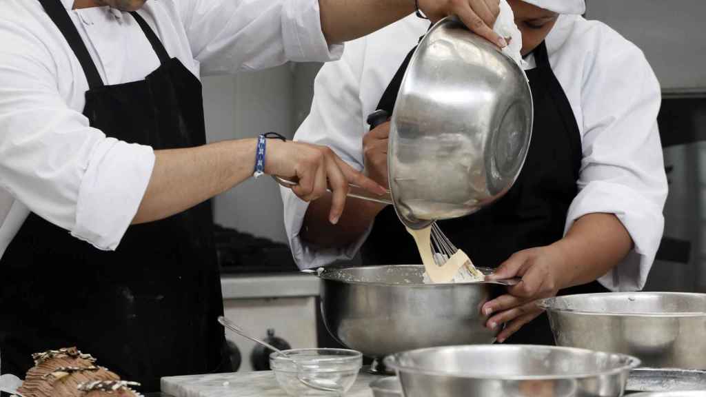 Participantes de un curso de cocina dentro del programa Reincorpora para la reinserción de presos en centros penitenciarios / LA CAIXA