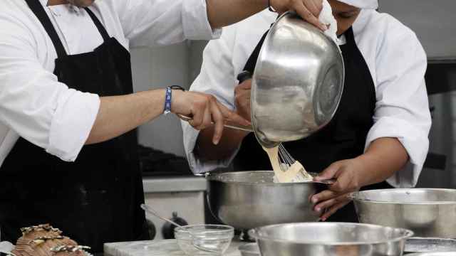 Participantes de un curso de cocina dentro del programa Reincorpora para la reinserción de presos en centros penitenciarios / LA CAIXA