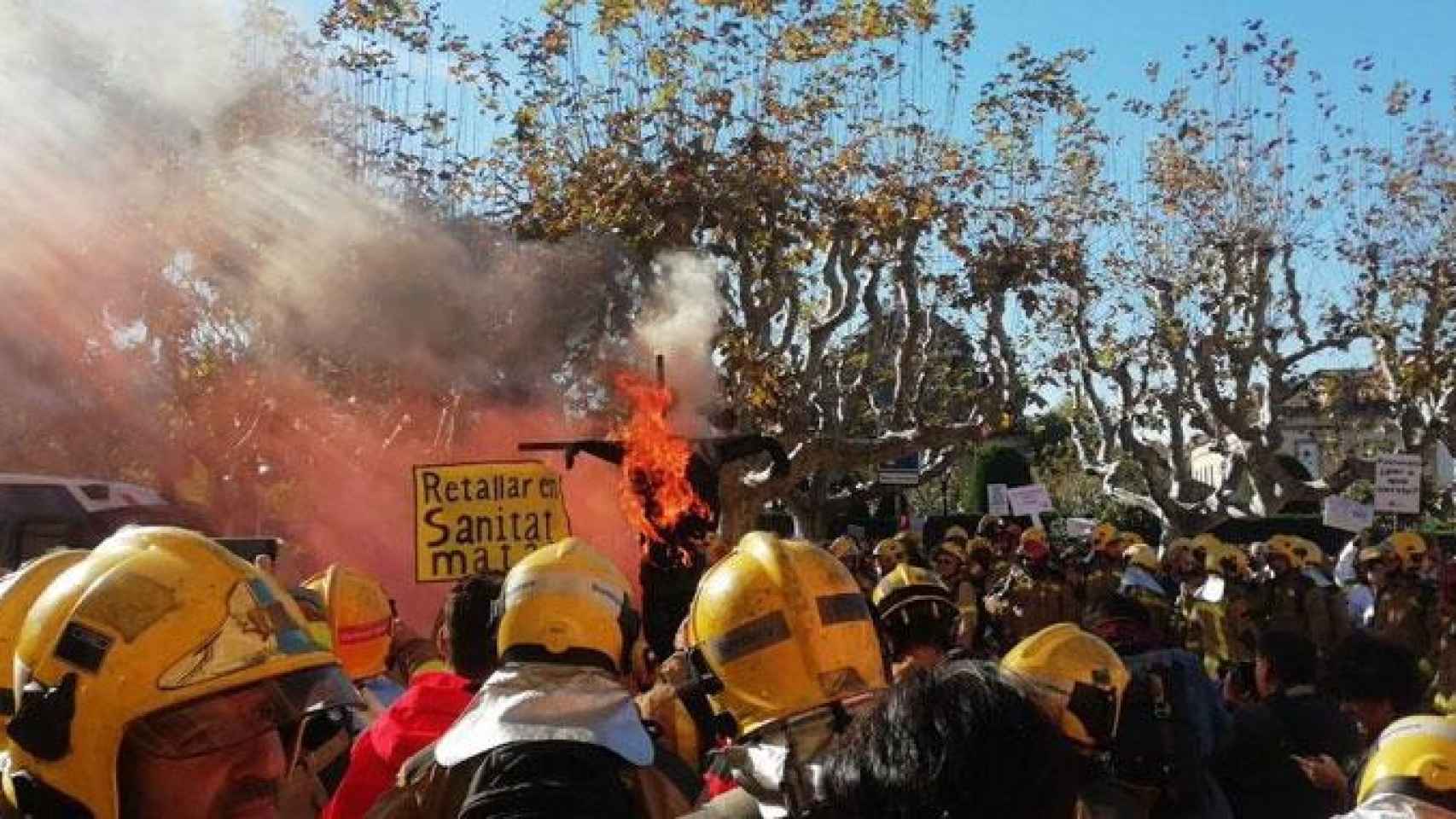 Efectivos de bomberos durante la manifestación en Barcelona / @cupnacional