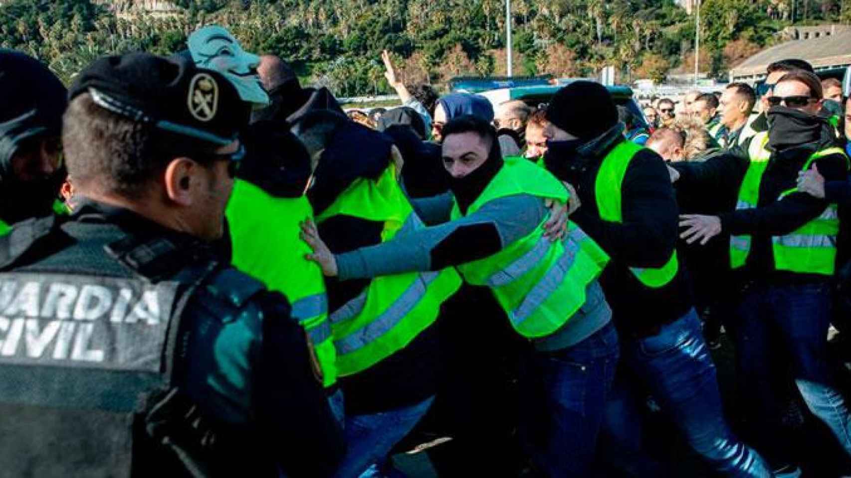 Los taxistas del área metropolitana de Barcelona protestan contra la regulación de las VTC al entrar en el Puerto de Barcelona / EFE