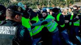 Los taxistas del área metropolitana de Barcelona protestan contra la regulación de las VTC al entrar en el Puerto de Barcelona / EFE