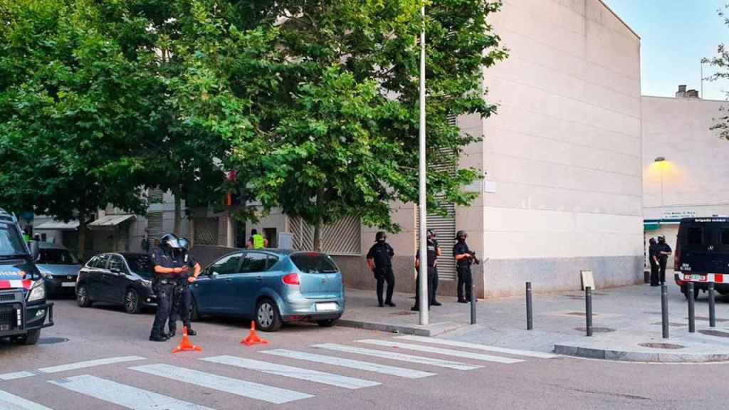 Varios efectivos de los Mossos d'Esquadra durante el operativo desplegado en El Prat / MOSSOS