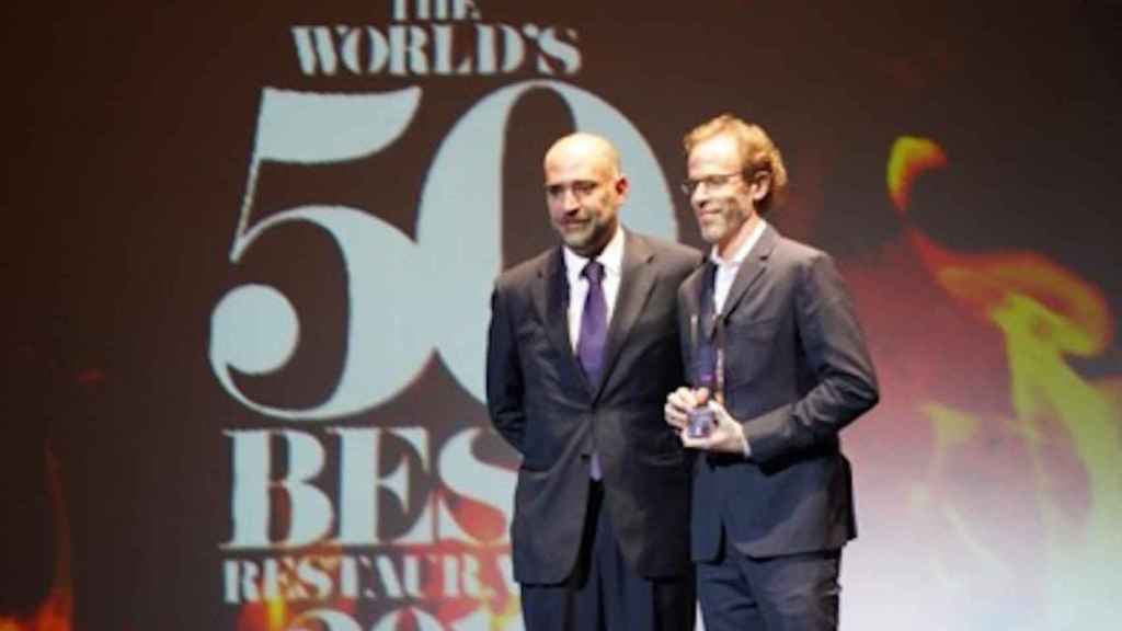 Una foto de Carlos Sitjar, gerente de gastronomía de Estrella Damm, y el chef Dan Barber en el escenario con el Chefs' Choice Award 2018