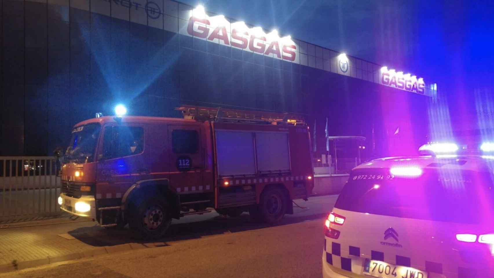 Una foto de los bomberos en la fábrica Gas Gas donde se ha producido el incendio